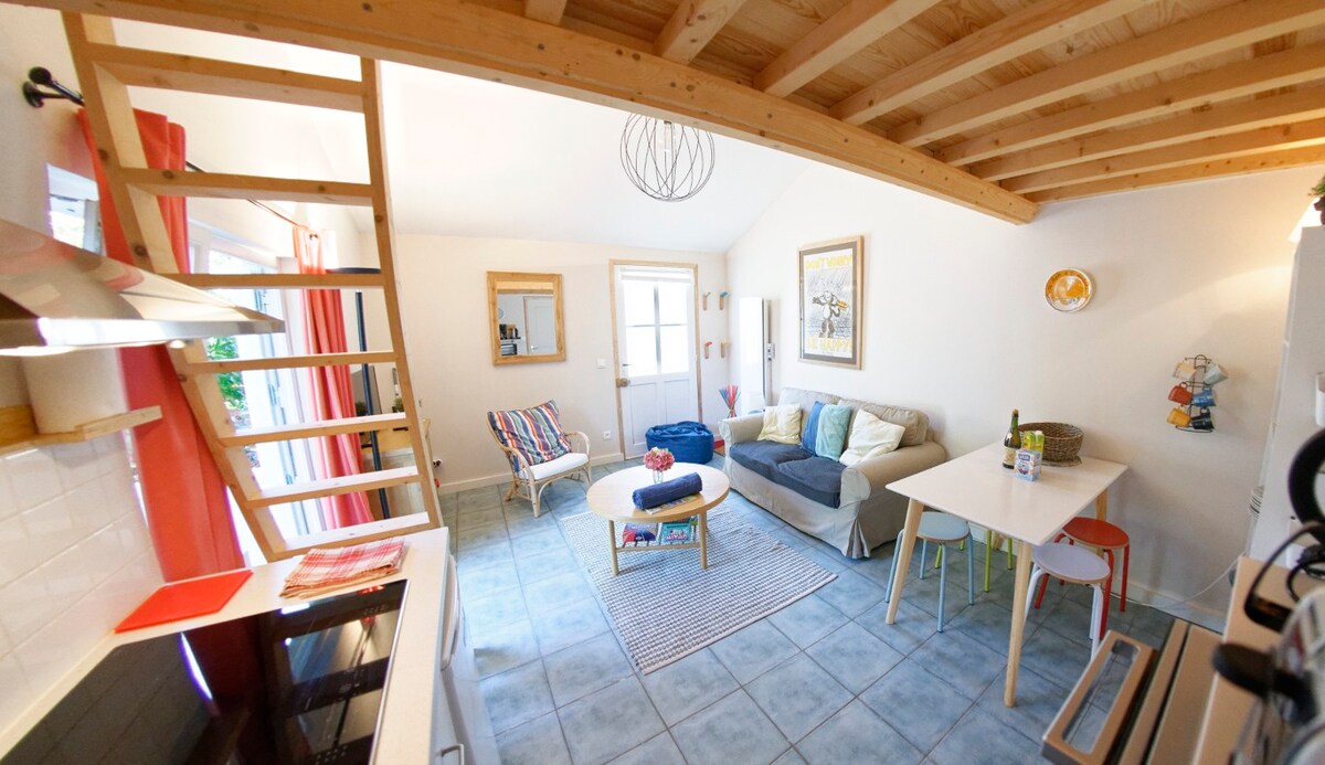 Chasse Spleen — living room with mezzanine